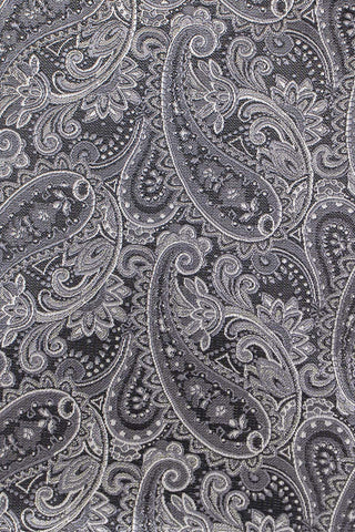 Accessory-pack (Sort & hvid paisley) på model tæt på af farver -SUIT CLUB