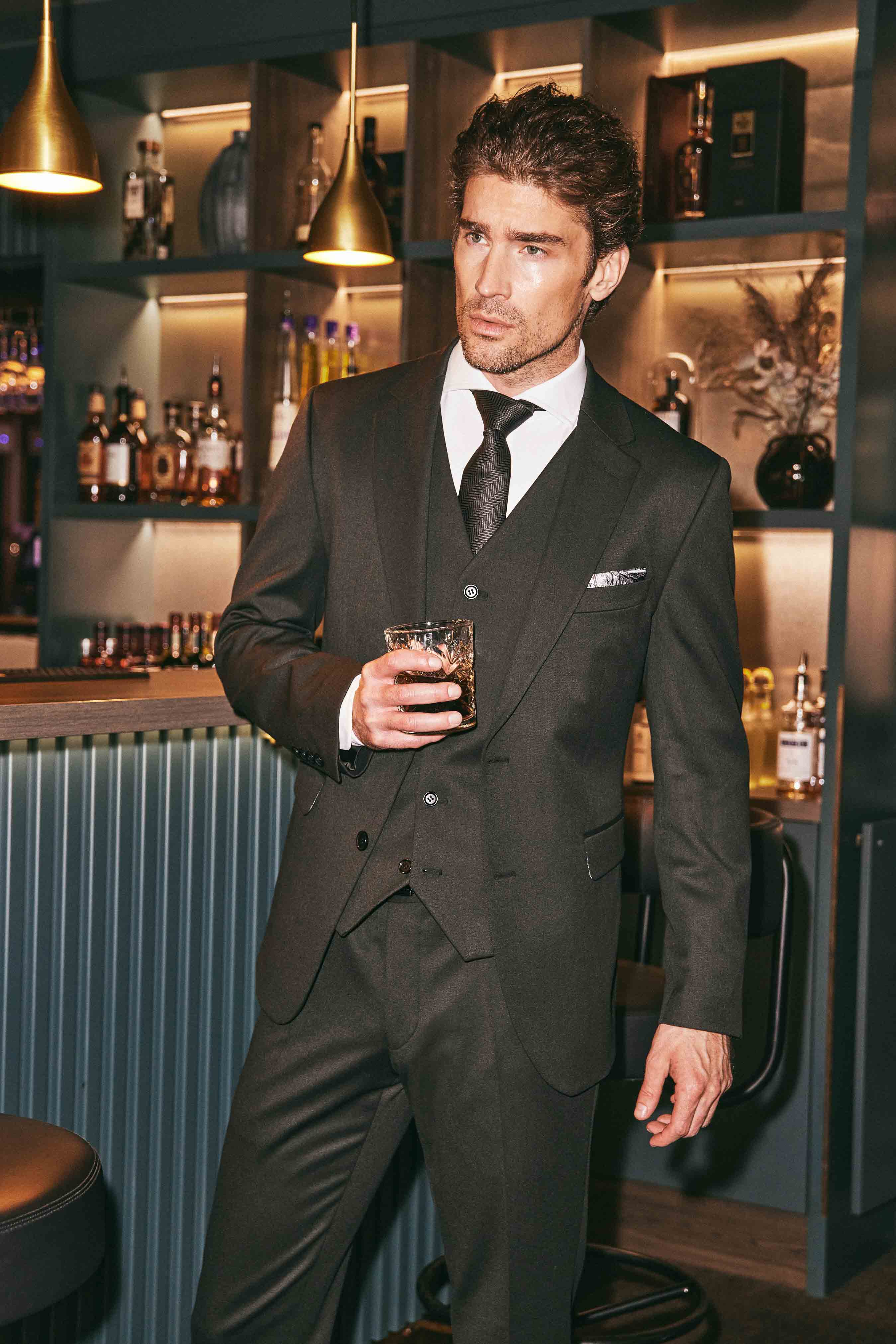 Exclusive Elegance SUIT CLUB