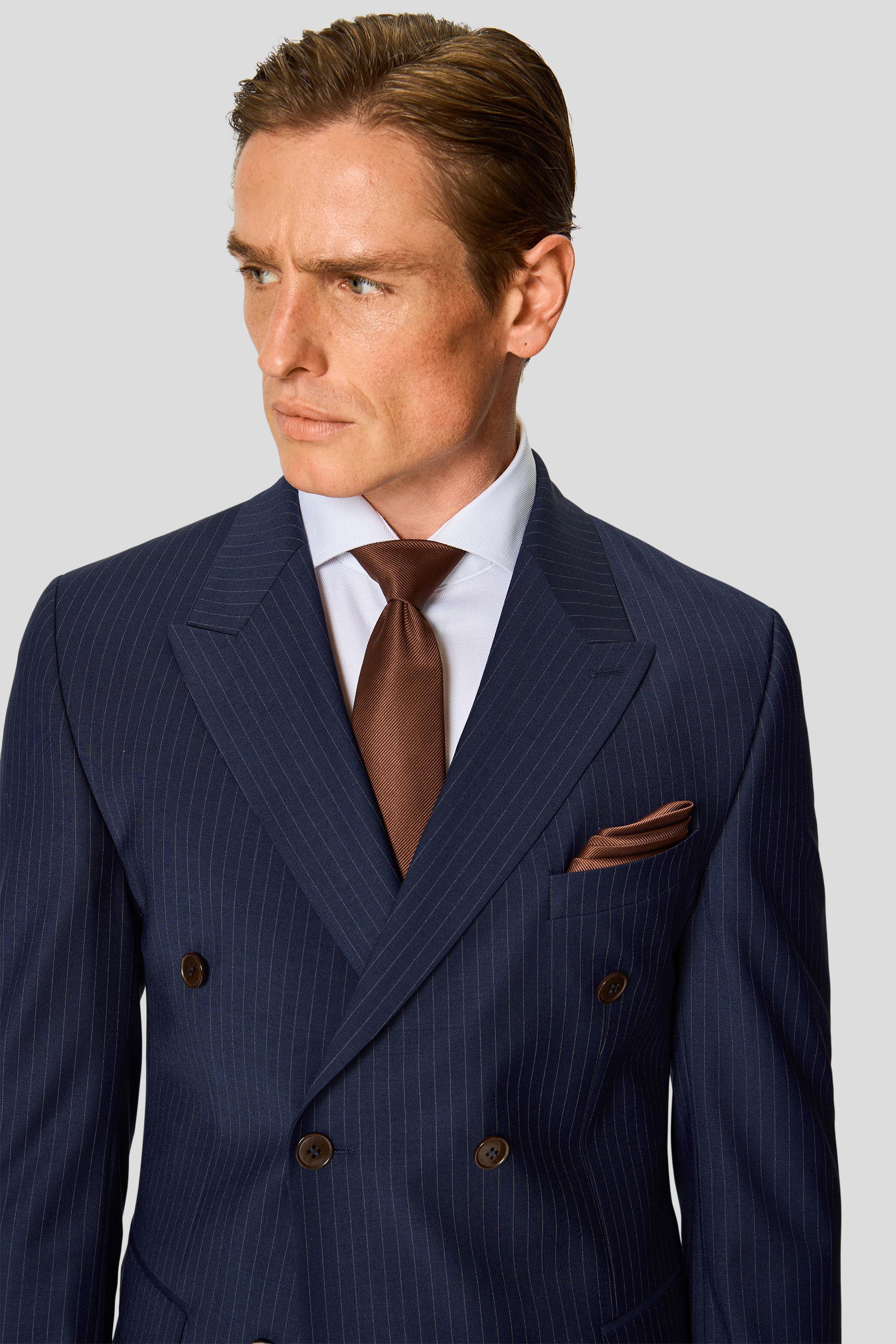 PREMIUM navy dobbeltradet jakkesæt med nålestriber PREMIUM