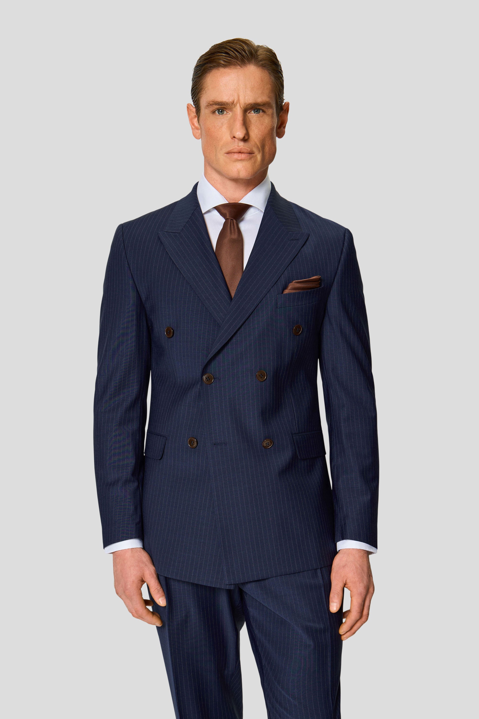 PREMIUM navy dobbeltradet jakkesæt med nålestriber PREMIUM